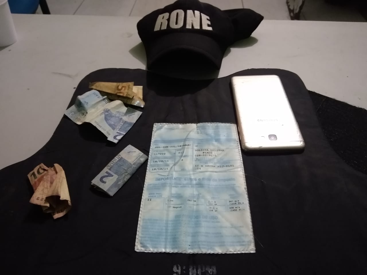 Colete balístico apreendido com o suspeito