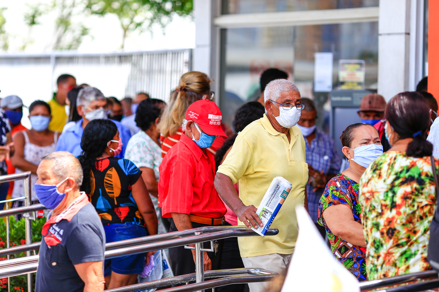 Idosos na fila do banco Itaú