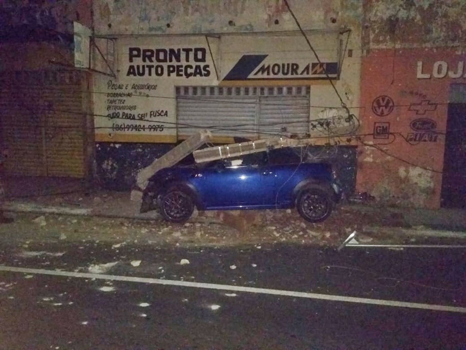 Veículo derrubou poste na Avenida Miguel Rosa 