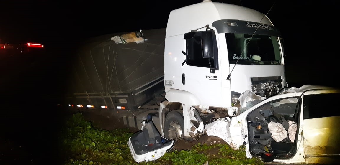Colisão frontal entre carreta e carro deixa dois mortos na BR 316