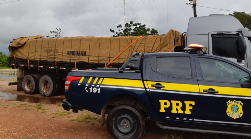 PRF apreende carga de madeira serrada em Parnaíba