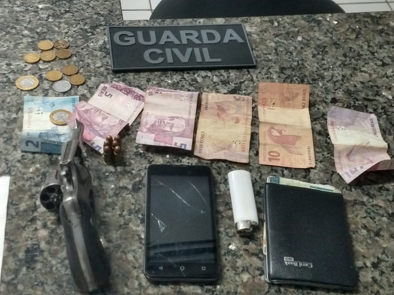 Material encontrado com um dos suspeitos