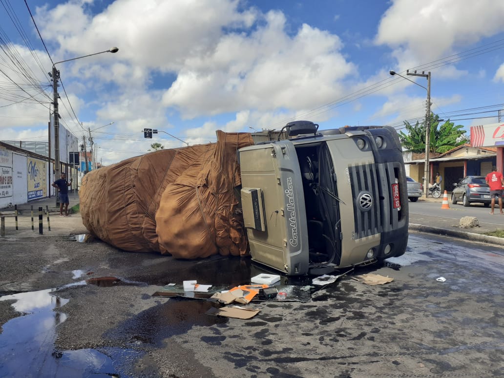 Caminhão tombou na BR 316 em Timon