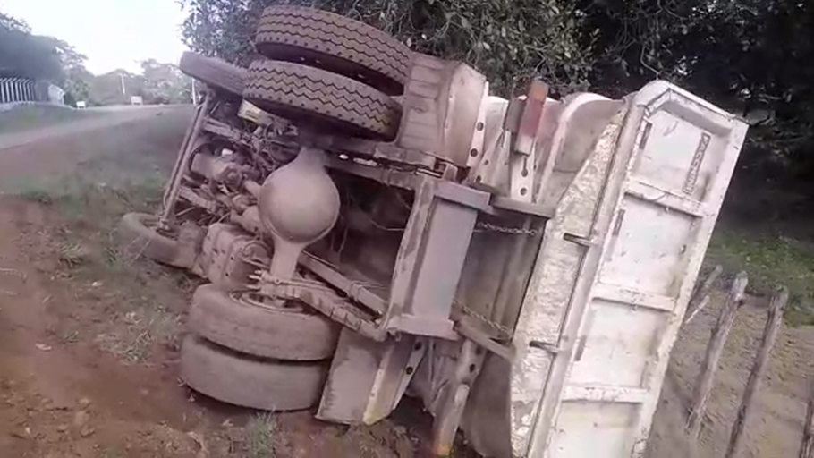 Motorista perde controle da direção e caminhão caçamba tomba em Esperantina