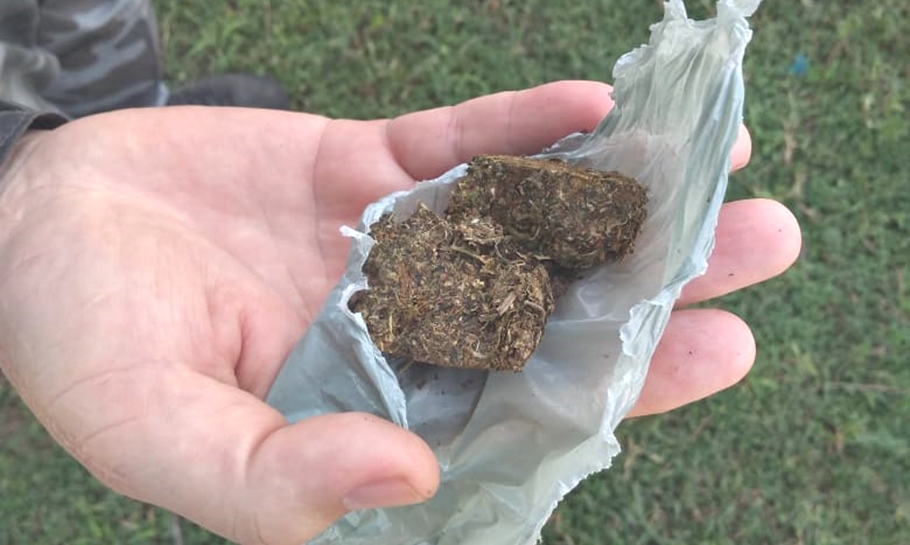 Adolescente de 17 anos é flagrado com trouxa de maconha em União