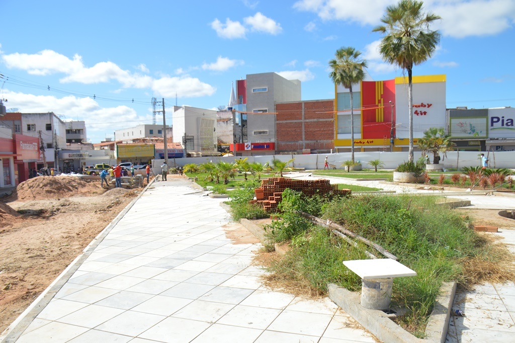 Obra estava parada desde 24 de março