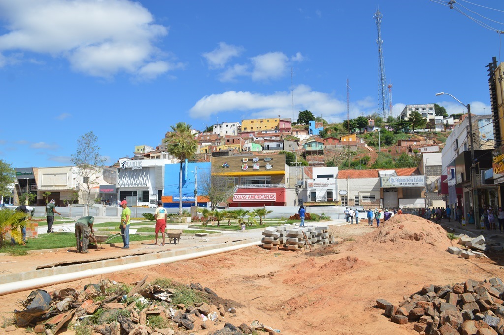 Reforma da Praça Félix Pacheco foi retomada nesta segunda-feira