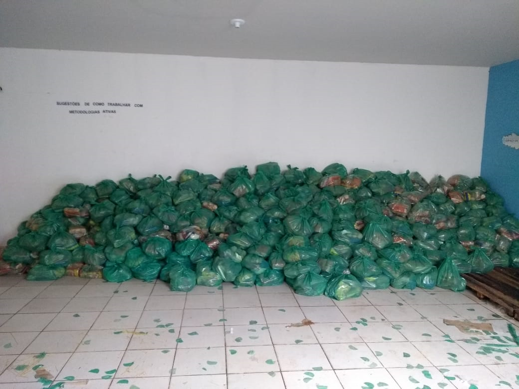 Estudantes de Esperantina recebem kits didáticos e de alimentação