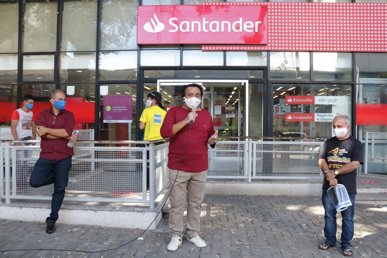 Arimatea Passos em manifestação na frente do banco Santander