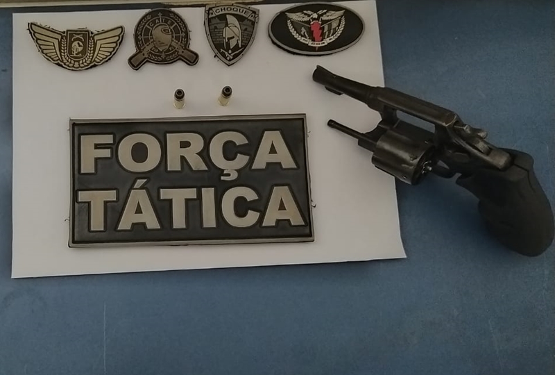 Arma de fogo encontrada com o suspeito 