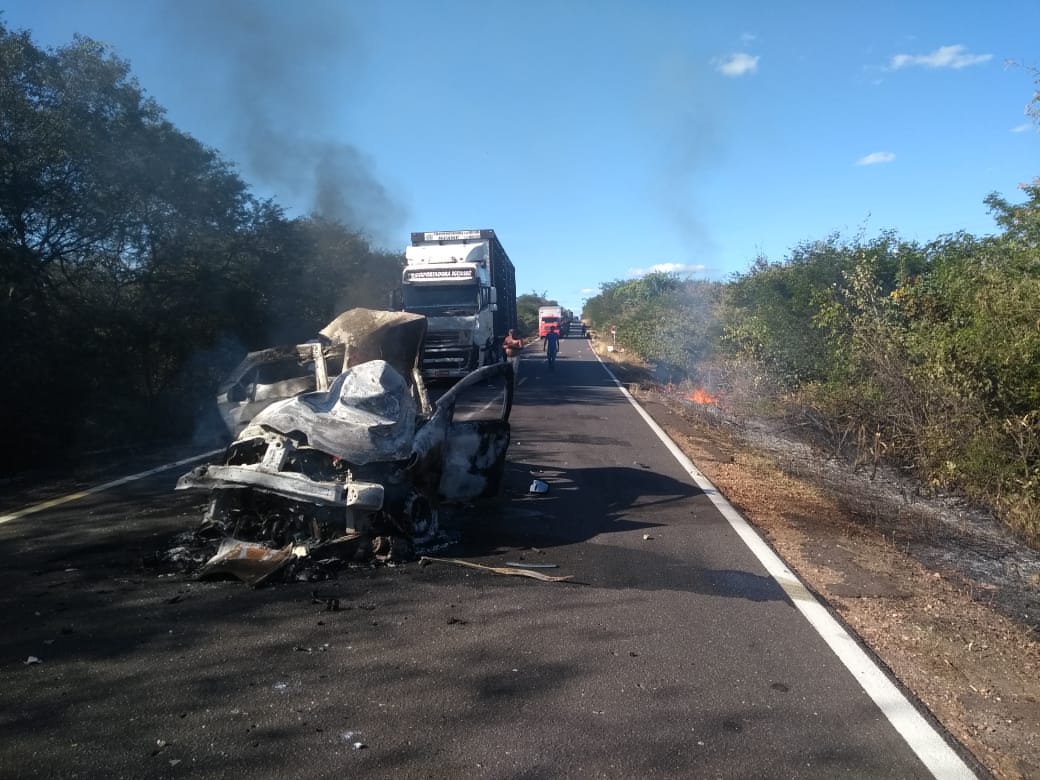 Acidente deixa duas pessoas mortas na BR 135