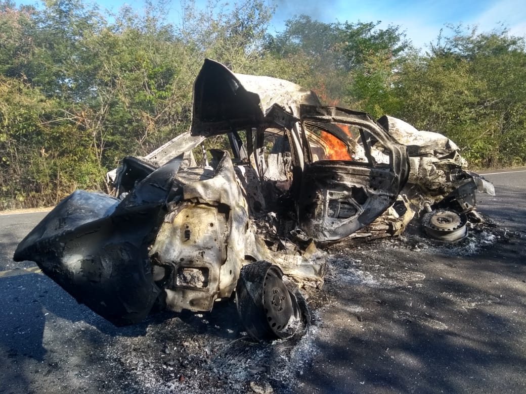 Colisão deixa duas pessoas mortas na BR 135