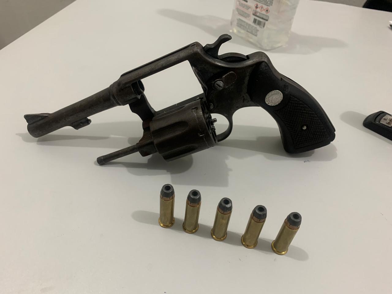 Revólver calibre .38, encontrado com o criminoso