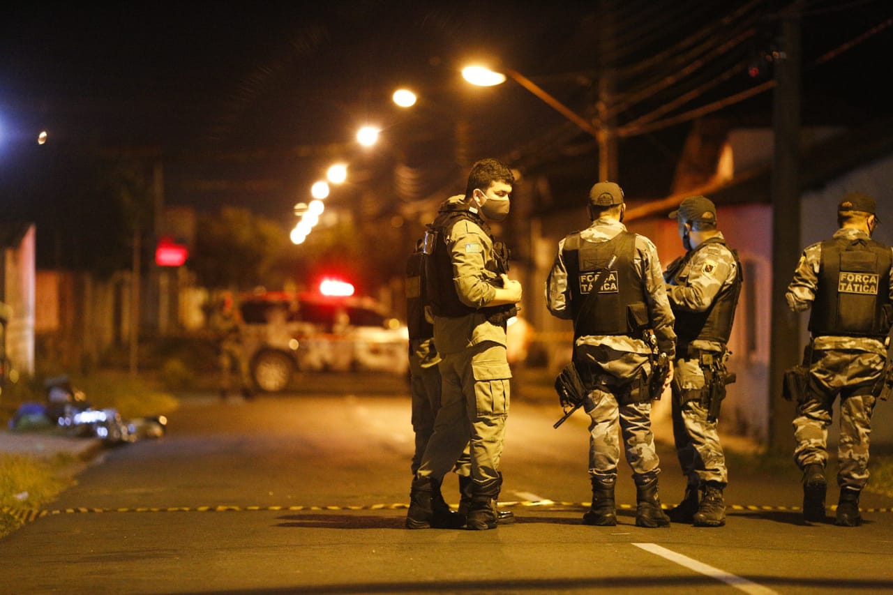Policiais no local do crime