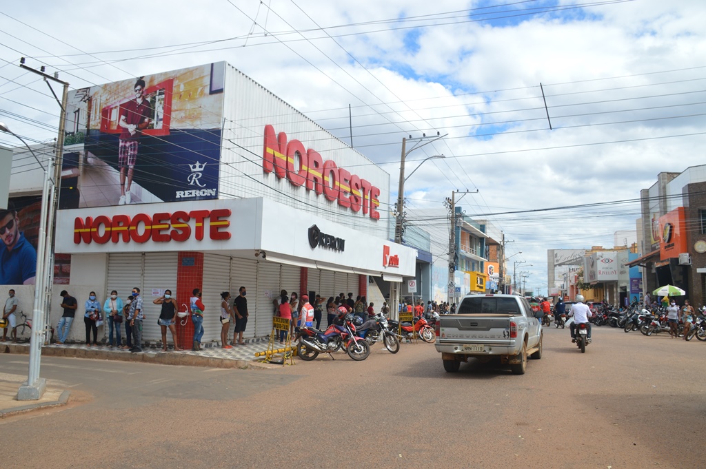 Mesmo com o comércio fechado, movimento é intenso em Picos