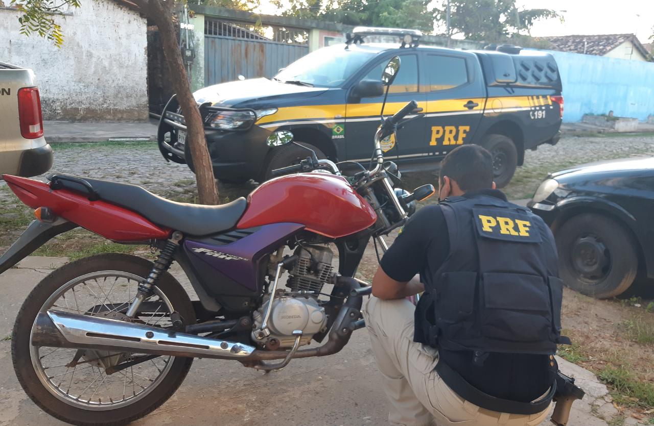 Mulher de 26 anos é presa acusada de receptação na BR 343