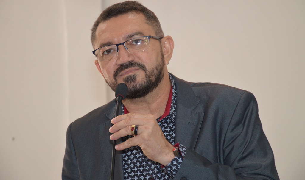 Padre Walmir é obrigado a readmitir contratados