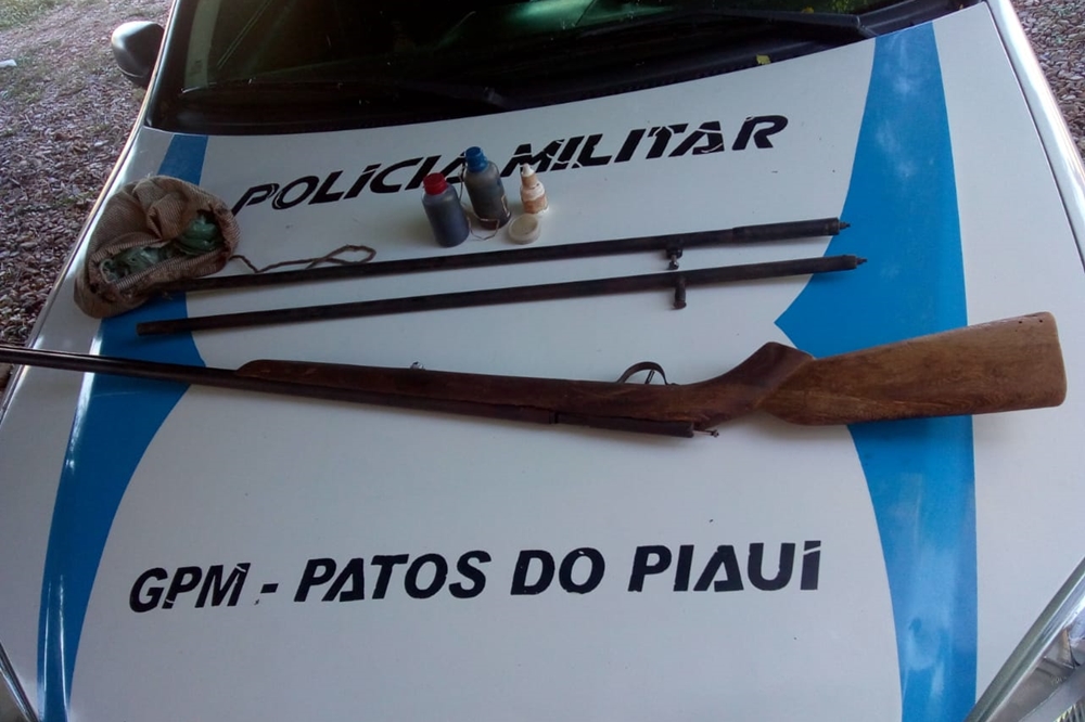 Arma e objetos apreendidos com o acusado em Patos do Piauí