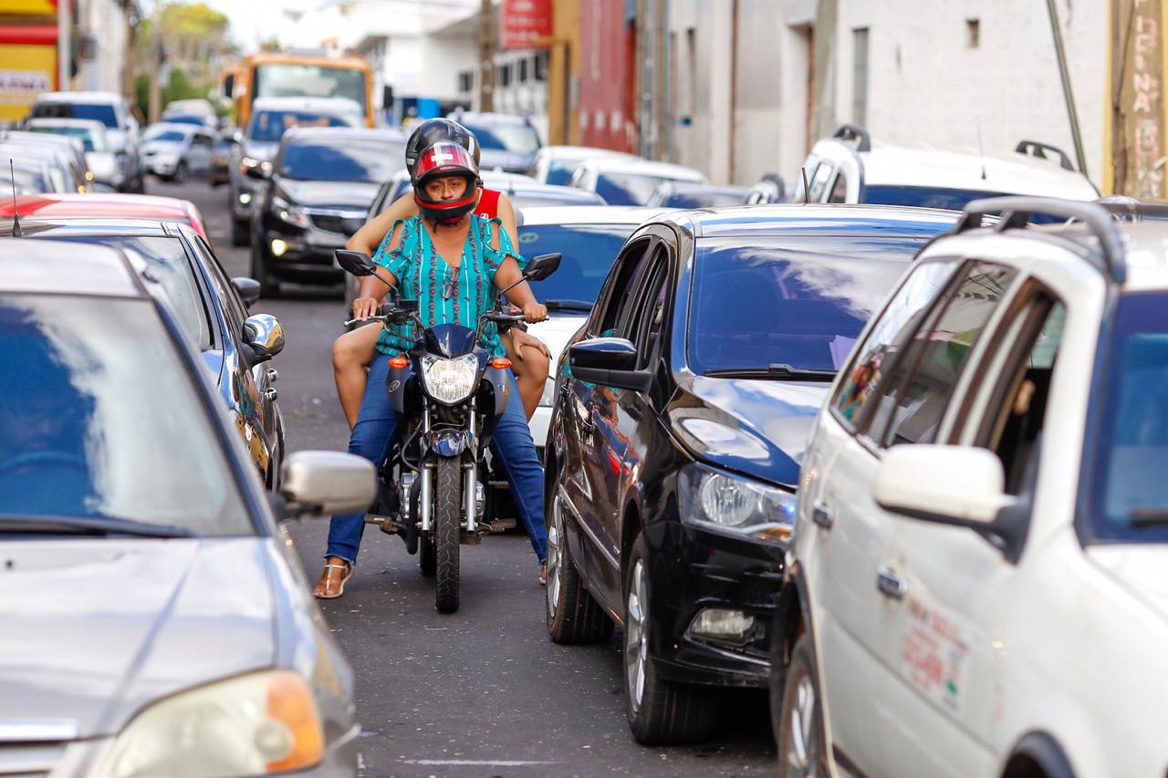 Trânsito lento no centro de Teresina