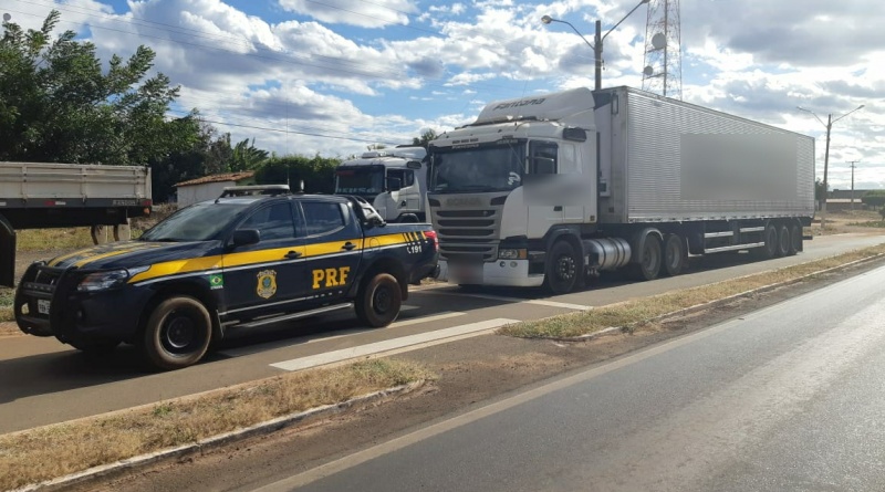 Carreta apreendida pela PRF