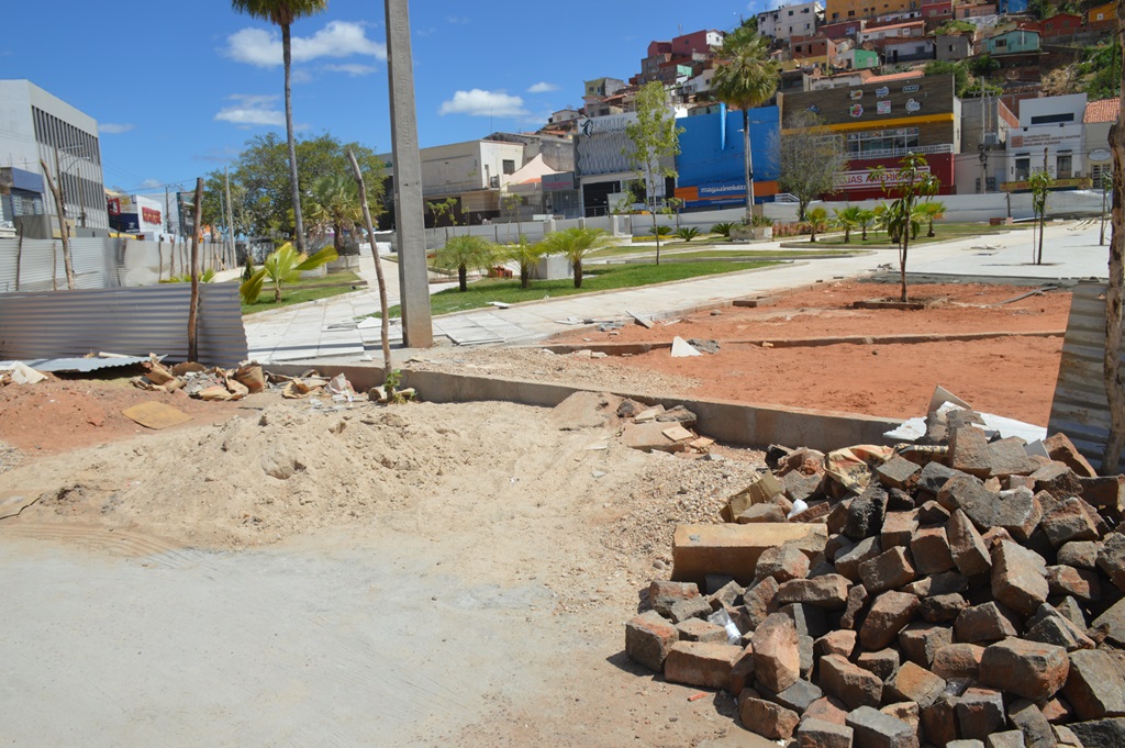 Reforma da Praça Félix Pacheco se arrasta há quase um ano