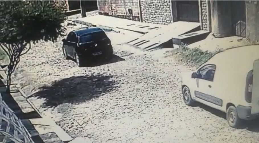 Carro utilizado pelos suspeitos e o veículo que teve a carga roubada.