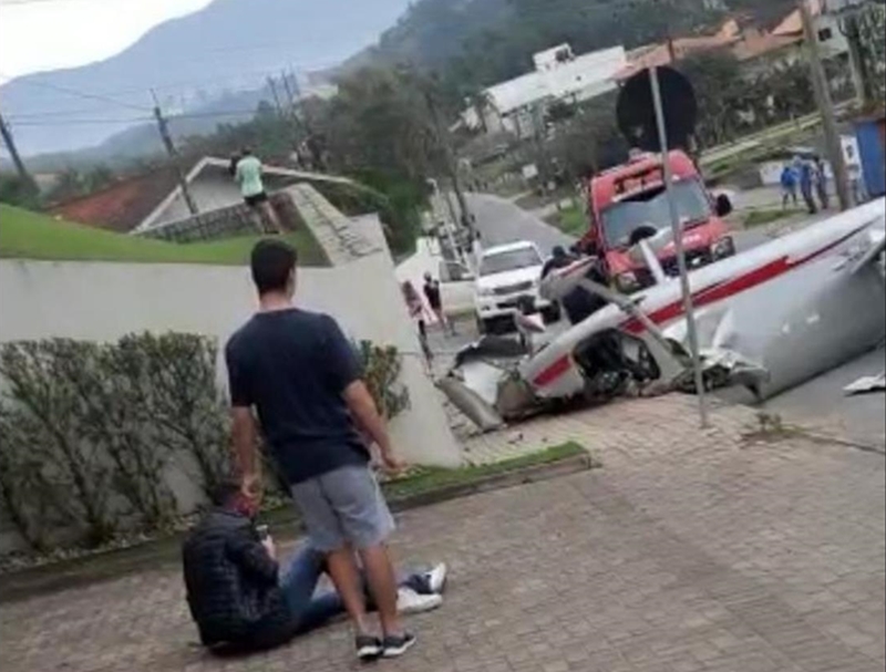 Monomotor caiu em via pública