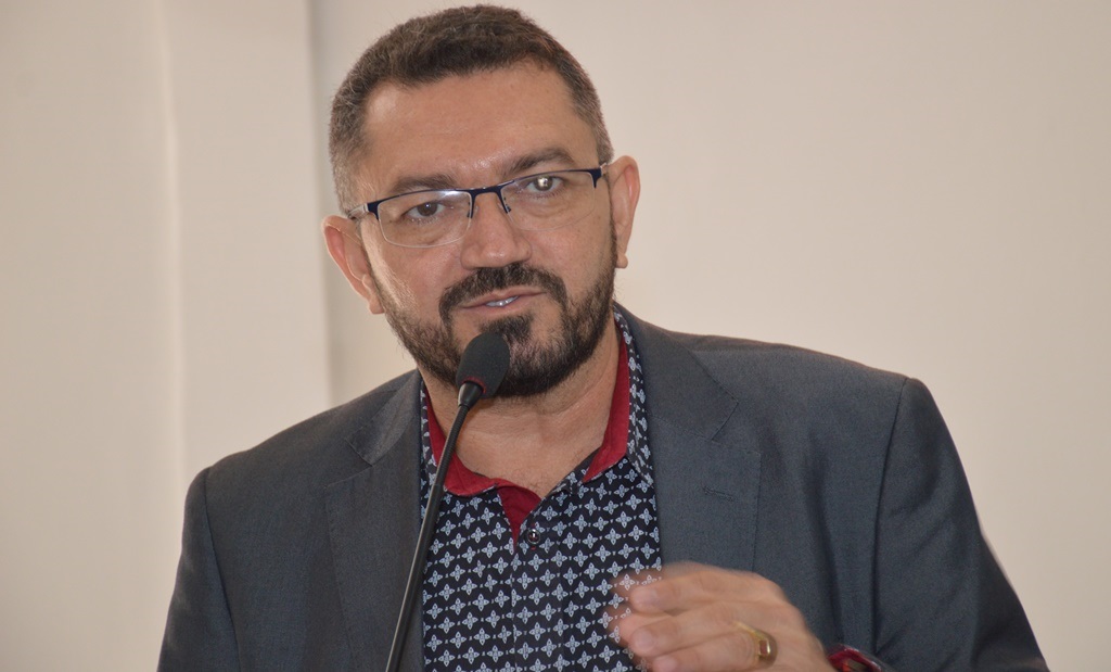 Padre Walmir propõe reajuste salarial para servidores