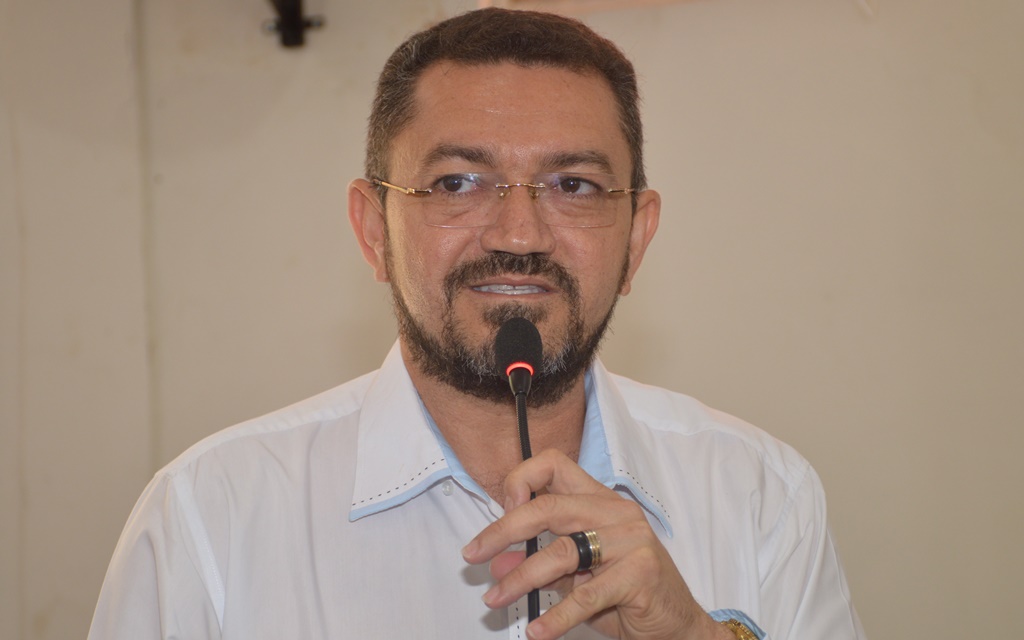 Padre Walmir confirma rompimento com Araujinho