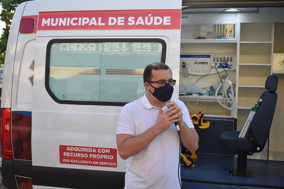 Prefeito Júnior Percy entrega UTI móvel