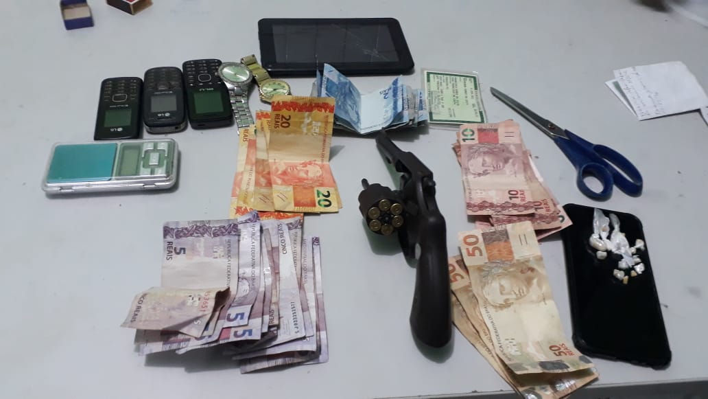 Drogas e arma apreendida pela Polícia Militar