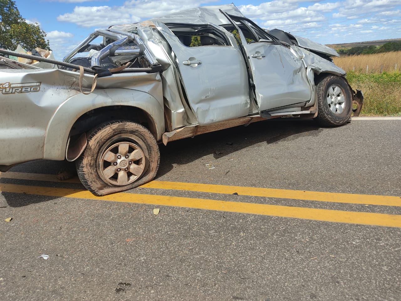 Hilux ficou destruída após capotar várias vezes