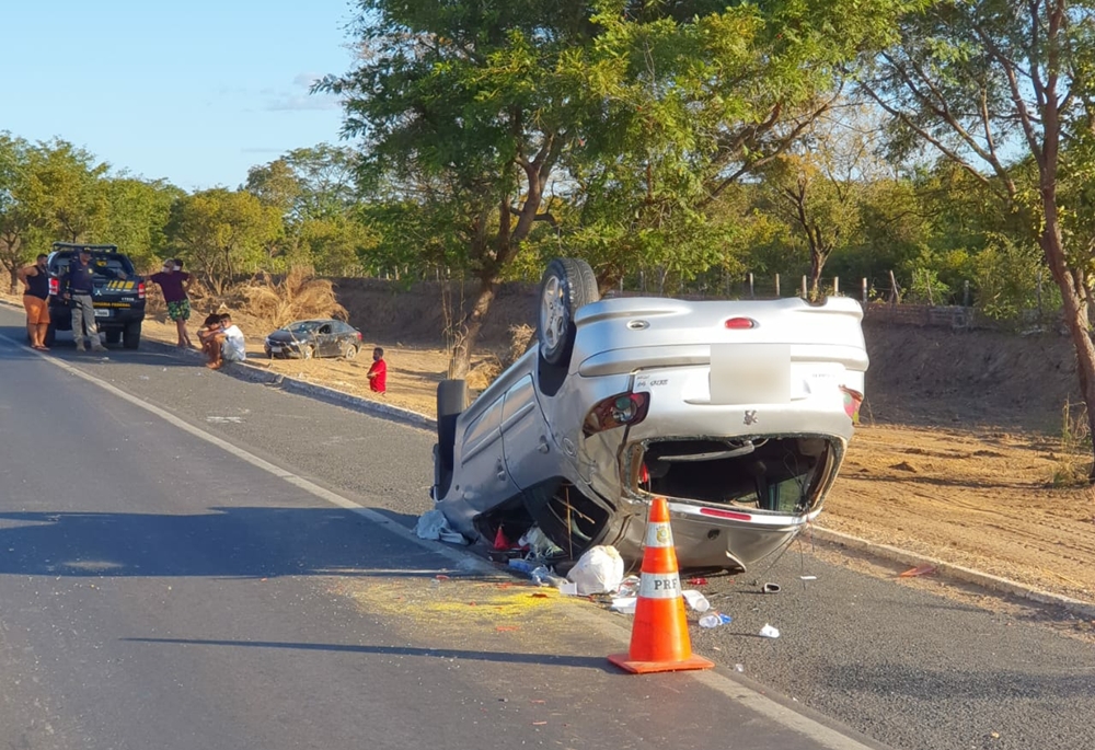 Carro capota após colisão na BR 316