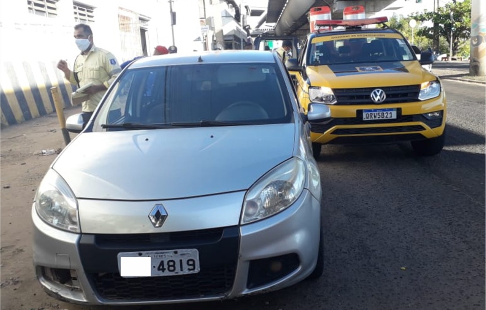 Strans apreende carro com placa adulterada em Teresina
