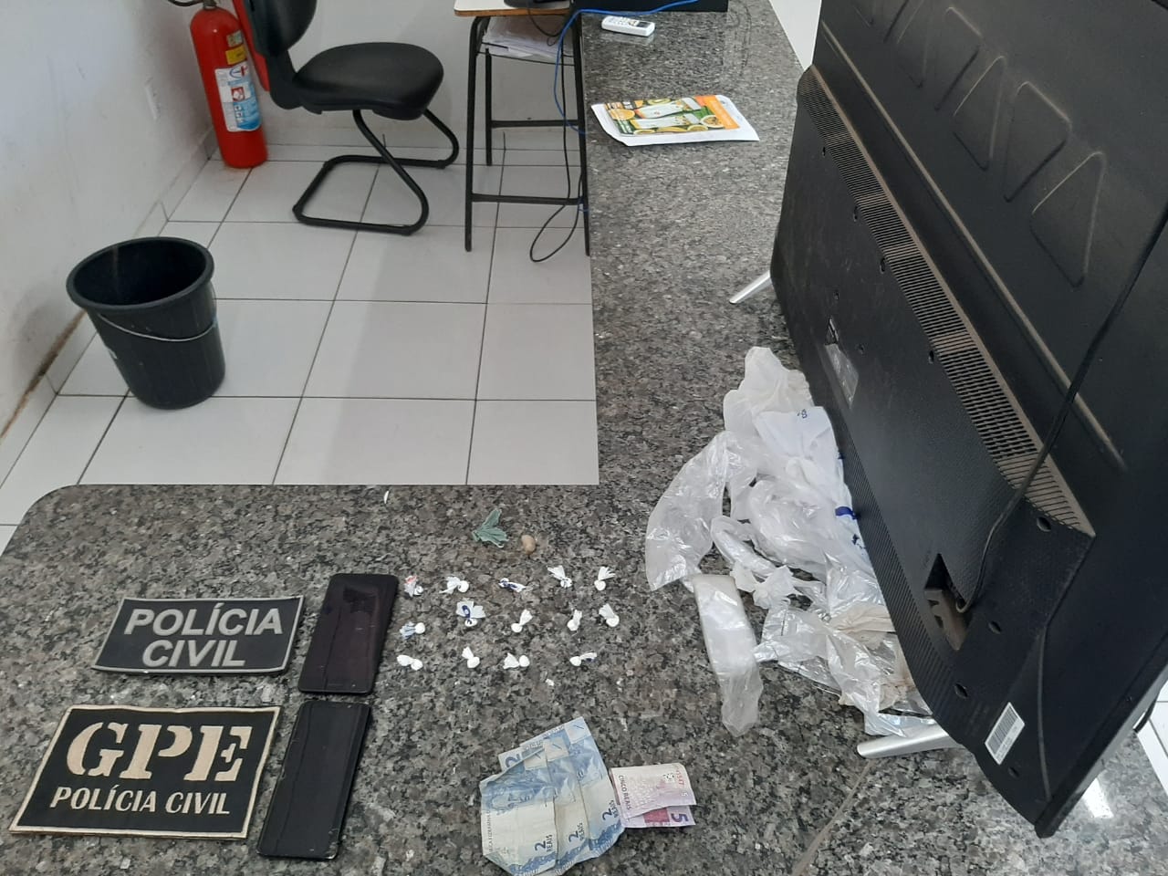 Drogas e material apreendidos com a dupla
