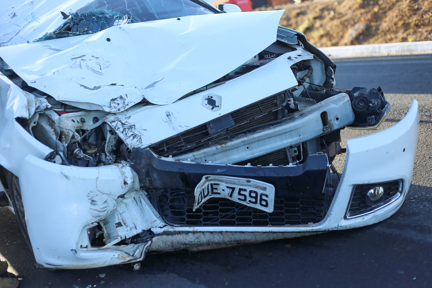 Frente do carro ficou destruída 