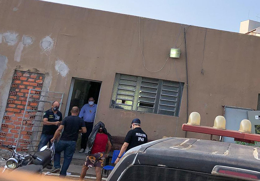 Acusada sendo presa