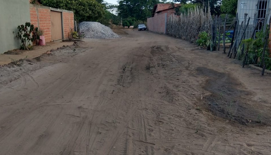 Uma das ruas do bairro Alto da Cruz sem calçamento