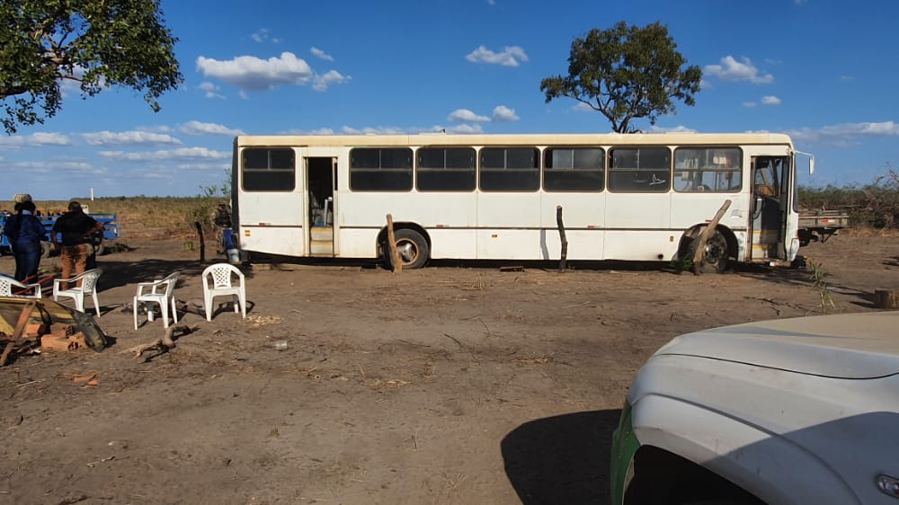 ônibus onde os trabalhadores dormiam
