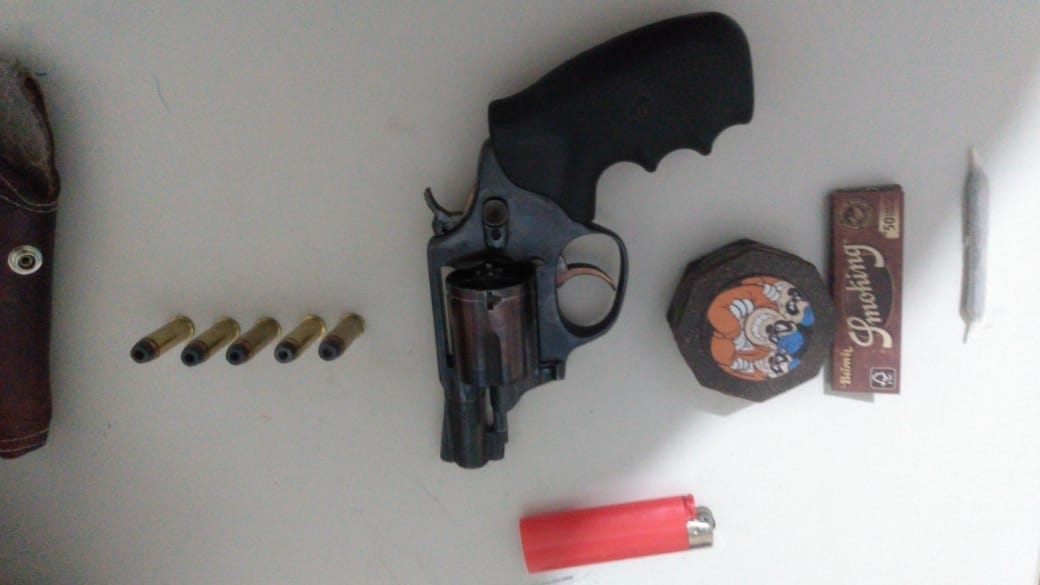 Arma e drogas apreendidas pela Polícia Militar em Picos