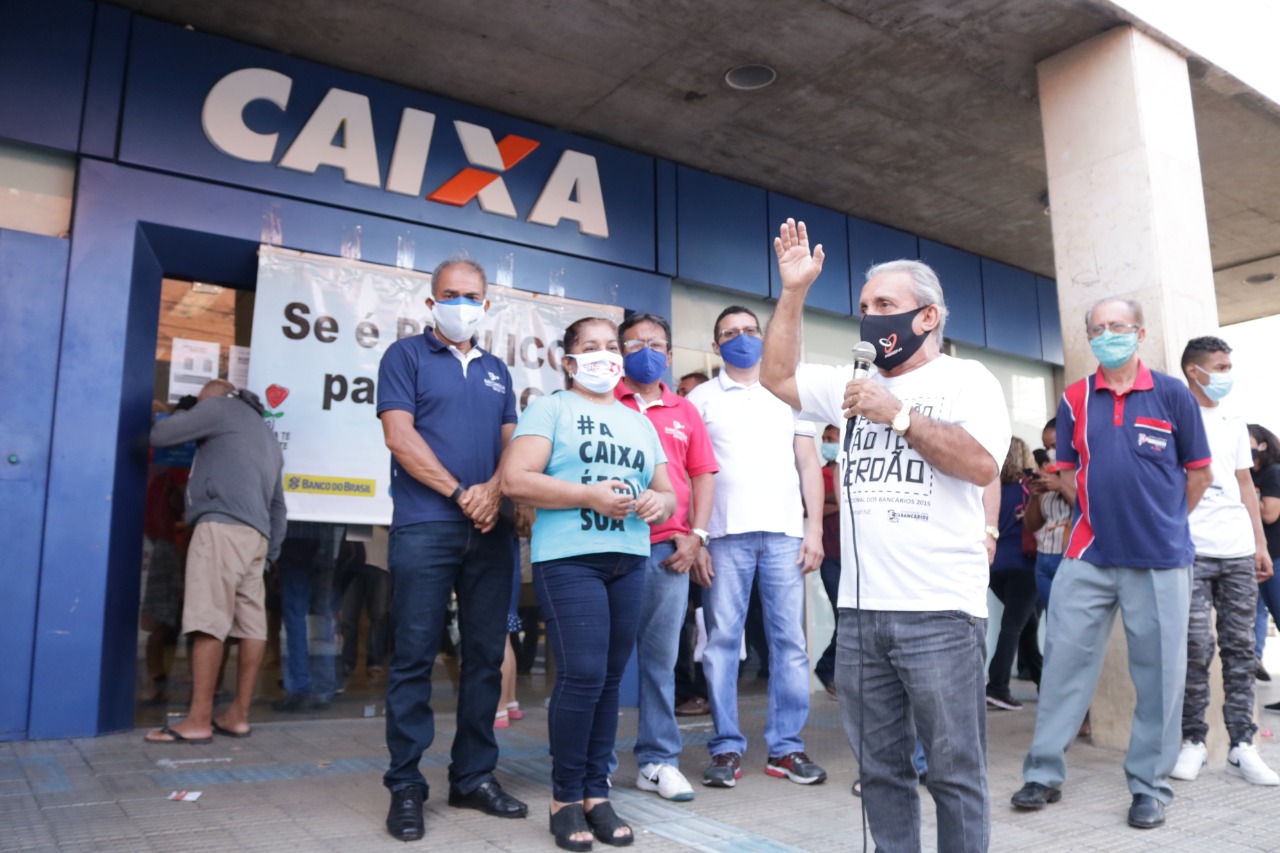 Odaly Medeiros, presidente do Sindicato dos Bancários do Piauí, discursa para a categoria