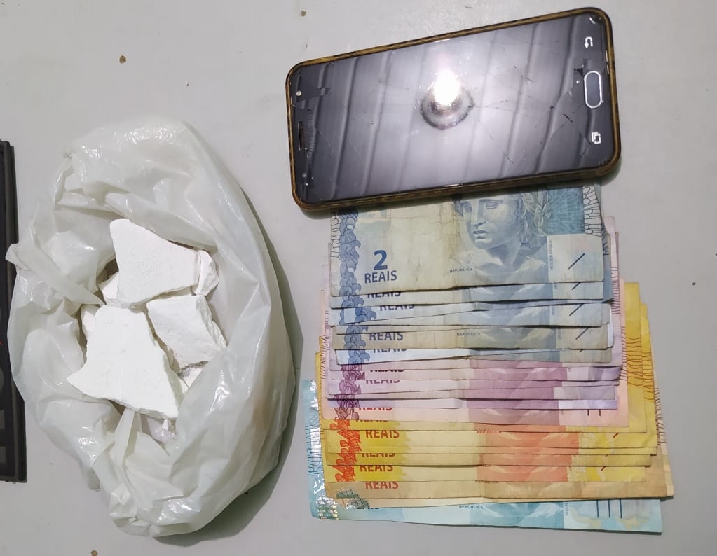 Cocaína, dinheiro e celular apreendido com o suspeito