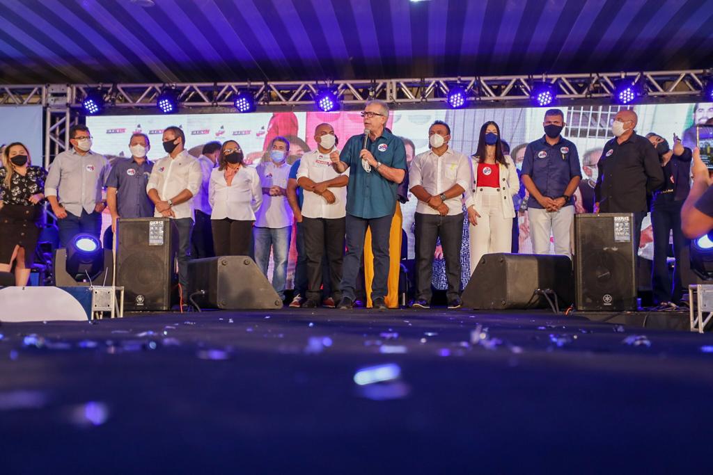 Políticos reunidos na convenção do PL 