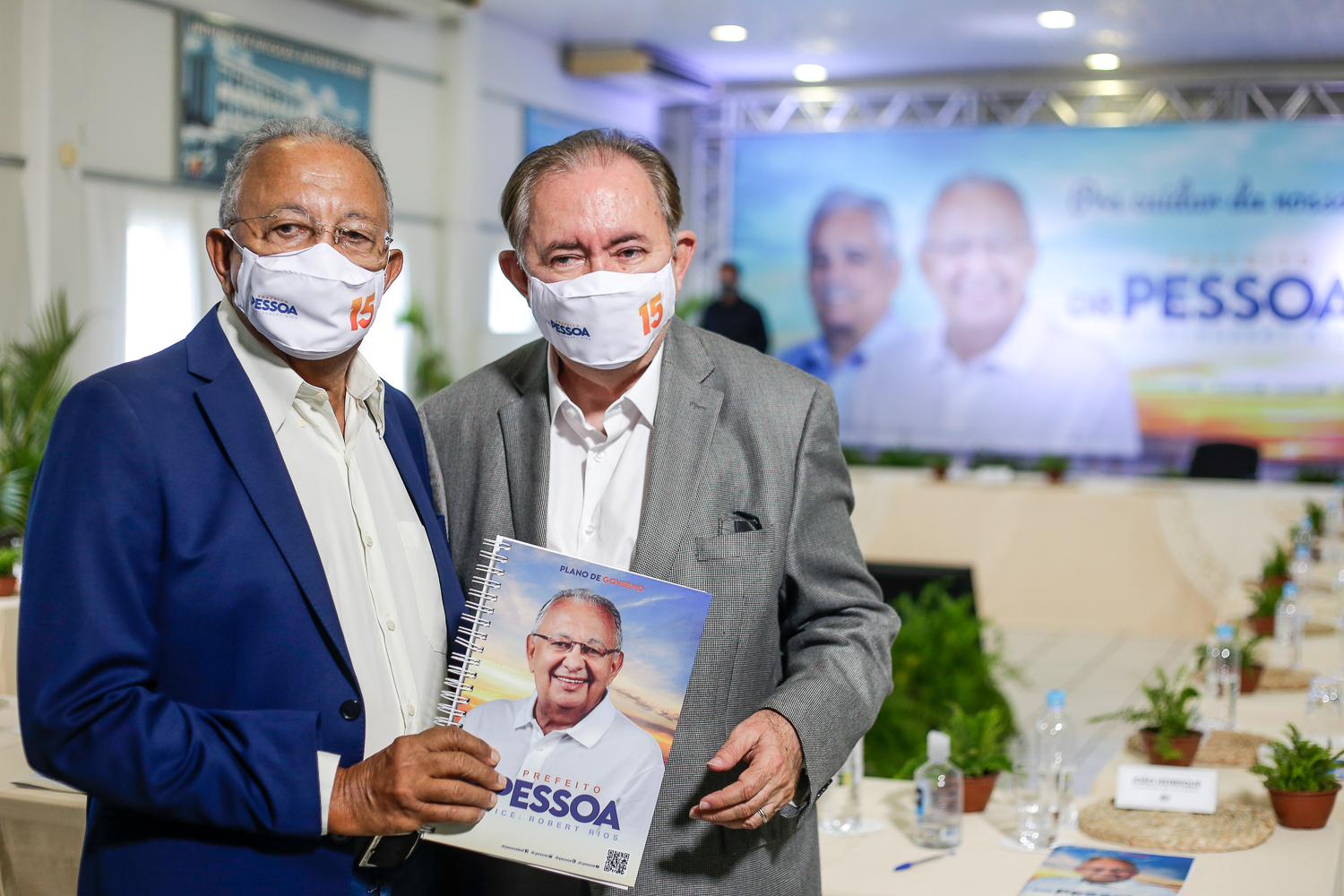 Dr. Pessoa e João Henrique com plano de governo do MDB