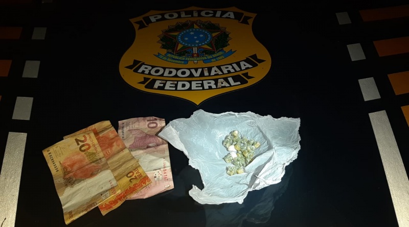 23 porções de crack e a quantia de R$50,00 apreendidos pela PRF