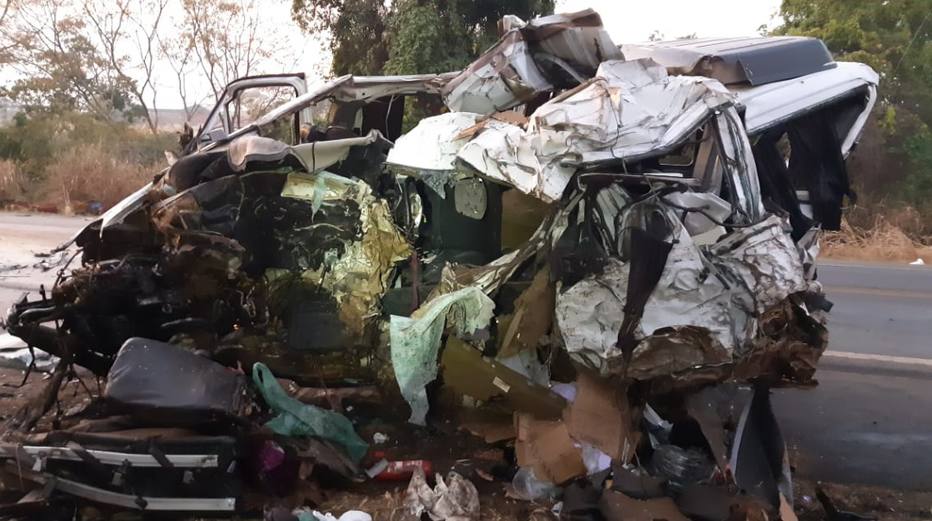 Colisão entre caminhão e van deixa 13 pessoas mortas na BR 365