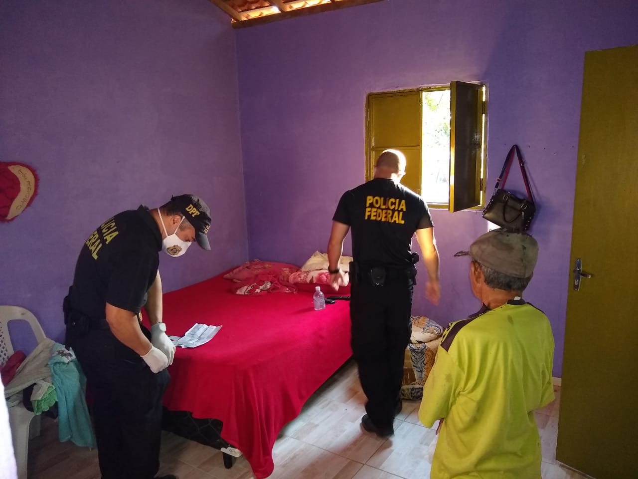 Agentes da PF realizam buscas