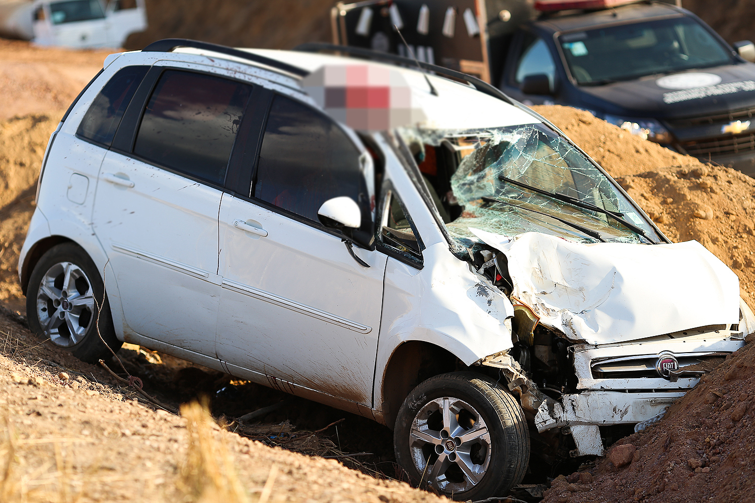 Carro ficou destruído 