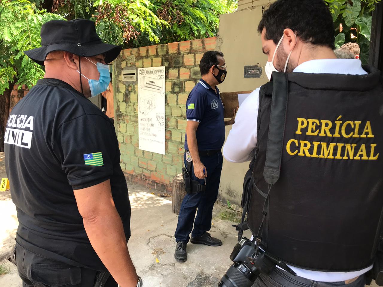 Equipes da perícia no local