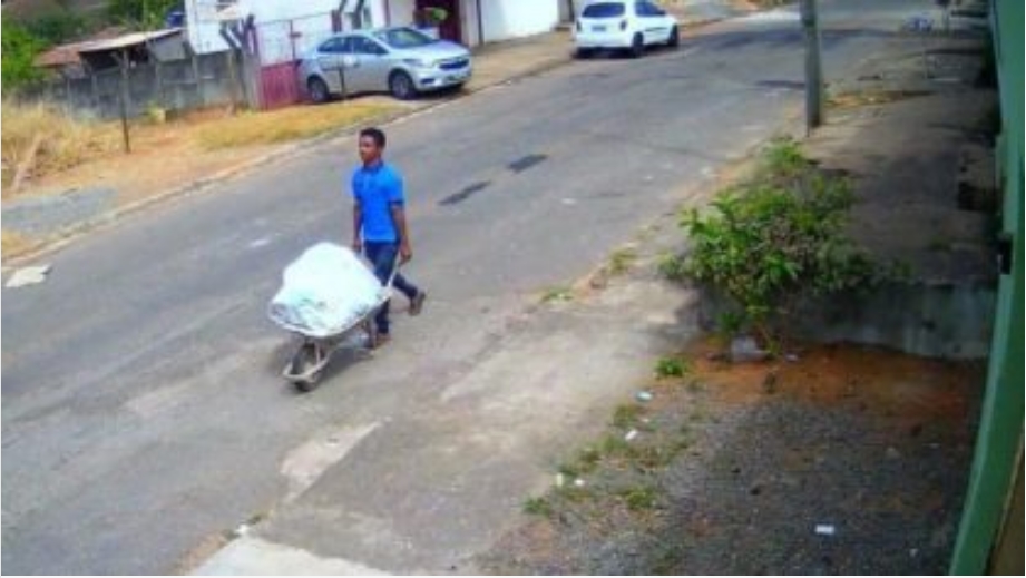 Suspeito do crime foi flagrado levando o corpo da vítima em um carrinho de mão
